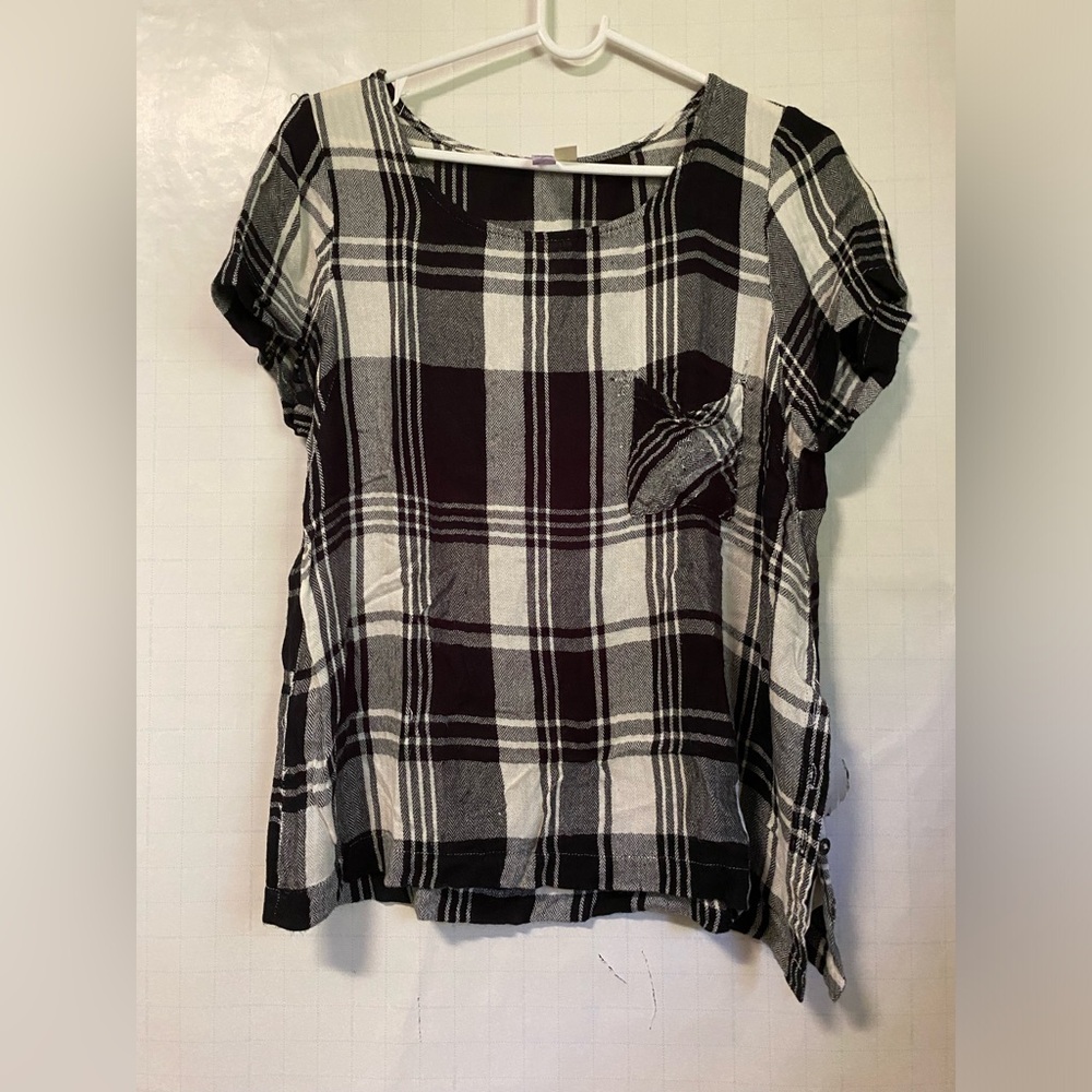 Black n White short sleeve pocket